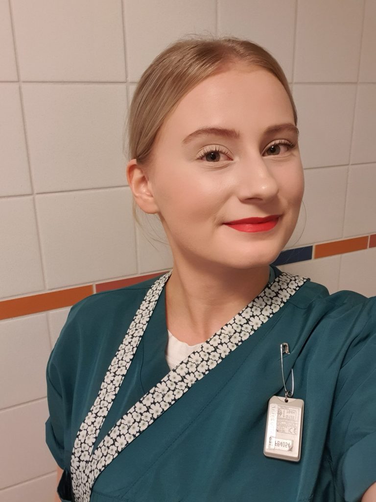 Ensihoitaja Korkeemaa työasussa: "Todellinen oppiminen alkaa vasta töissä."