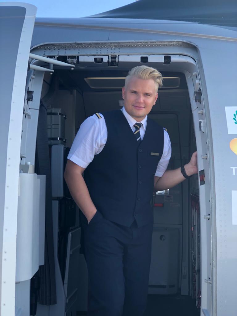 Kausityö oli mahdollisuus kokea uutta. Ensihoitaja Arto Karjalainen vaihtoi hetkeksi ambulanssin lentokoneeseen.